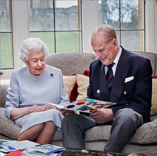 孫達からの手作りカードを見つめるエリザベス女王とフィリップ王配（画像は『The Royal Family　2020年11月19日付Instagram「This new image has been released to mark the 73rd wedding anniversary of The Queen and The Duke of Edinburgh tomorrow.」』のスクリーンショット）