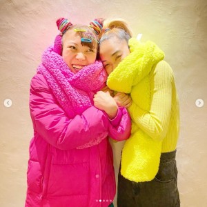 「2人の私服がイエローとピンクでビックリ」とアンミカ（画像は『アンミカ　2020年11月17日付Instagram「10月生まれの青山テルマちゃんと、11月生まれのフワちゃん」』のスクリーンショット）