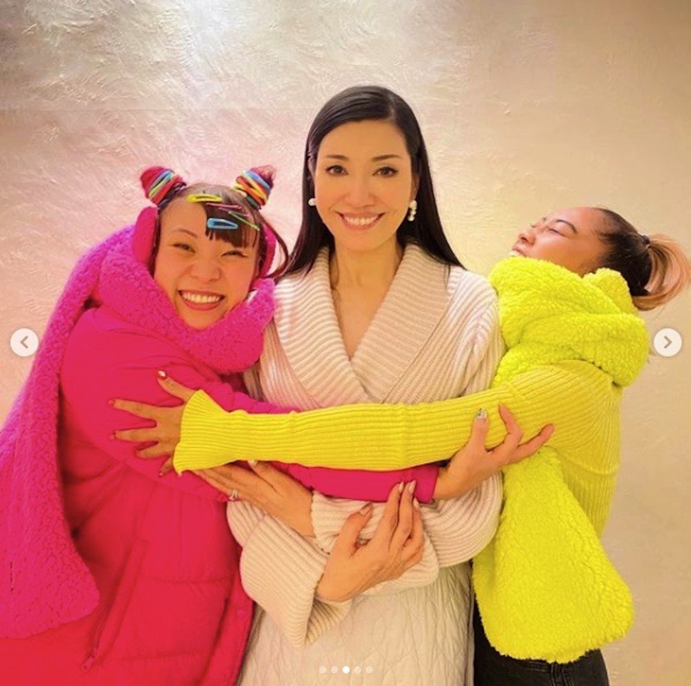 「可愛い妹たちに抱きしめられて幸せ」とアンミカ（画像は『アンミカ　2020年11月17日付Instagram「10月生まれの青山テルマちゃんと、11月生まれのフワちゃん」』のスクリーンショット）