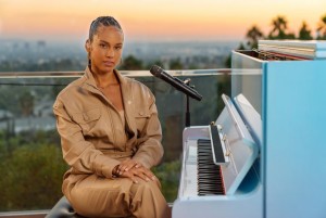 それでも視聴者に美声を届けたアリシア（画像は『Alicia Keys　2020年11月7日付Instagram「Sometimes all you need is a good sunset and a piano especially with how this week has been」』のスクリーンショット）