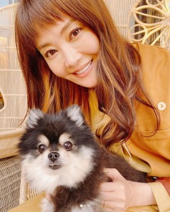 愛犬“ルナちゃん”と観月ありさ（画像は『観月ありさ/alisa mizuki　2020年10月31日付Instagram「happy Halloween」』のスクリーンショット）
