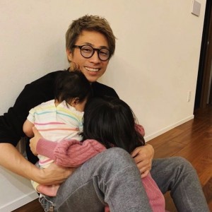 娘2人を抱いた田村淳に「パパうれしそー」の声（画像は『田村淳　2020年11月22日付Instagram「ハグの連鎖だよ」』のスクリーンショット）