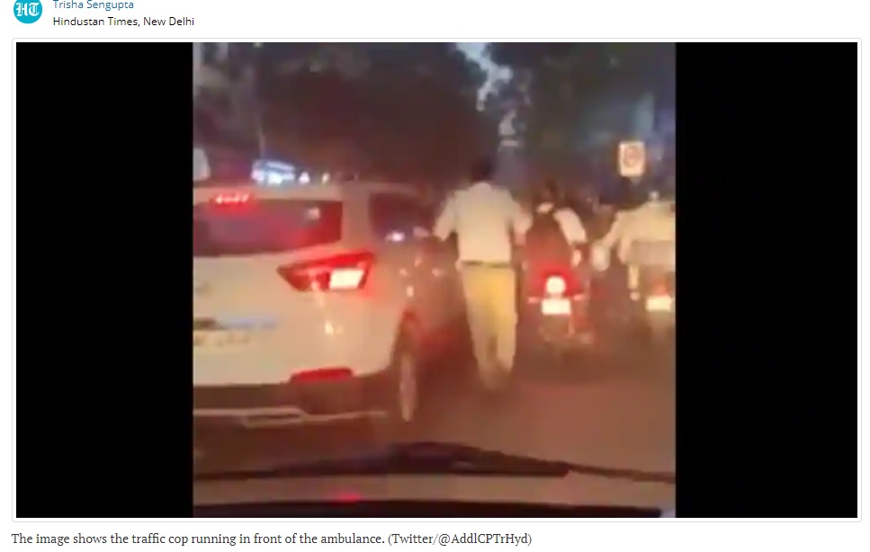 車両でひしめき合う道路を走り、ドライバーに声をかける警察官（画像は『Hindustan Times　2020年11月5日付「Cop in Hyderabad runs through heavy traffic to clear way for ambulance. Watch」（Twitter/＠AddlCPTrHyd）』のスクリーンショット）