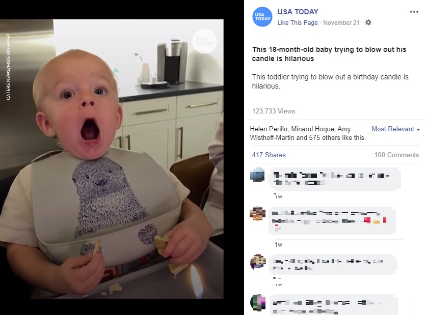 大きな口を開けて息を吸い込むテオ君（画像は『USA TODAY　2020年11月22日付Facebook「This 18-month-old baby trying to blow out his candle is hilarious」』のスクリーンショット）