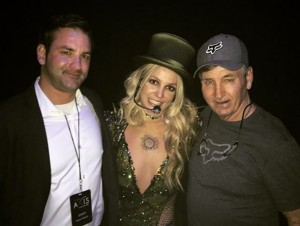 兄ブライアンさん（左）、父ジェイミーさんと並ぶブリトニー（画像は『Britney Spears　2016年2月18日付Instagram「The fam!」』のスクリーンショット）
