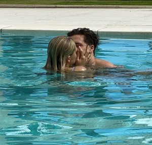 数日前にはプールでのキスショットも（画像は『brooklynbeckham　2020年10月24日付Instagram「I love u」』のスクリーンショット）