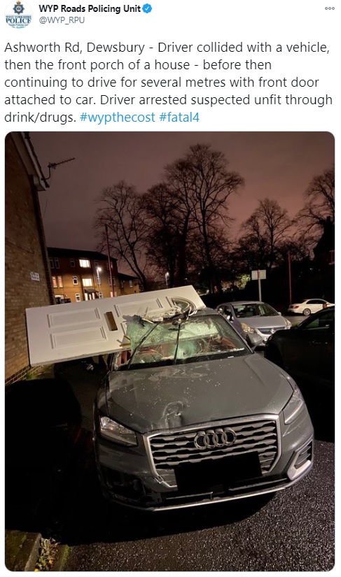 玄関ドアが運転席部分に突き刺さった事故車（画像は『WYP Roads Policing Unit　2020年11月21日付Twitter「Ashworth Rd, Dewsbury」』のスクリーンショット）