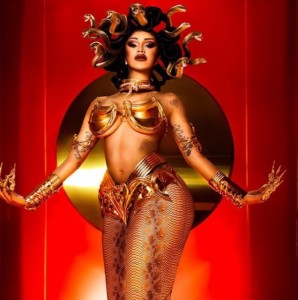 金色のコスチュームと、頭にヘビをつけて女神メドゥーサに仮装（画像は『Cardi B　2020年10月31日付Instagram「One mooo .....MEDUSA」』のスクリーンショット）