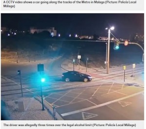 右折する場所を間違えた女性ドライバー（画像は『Metro　2020年11月10日付「Drunk woman arrested for driving nearly a mile on train tracks」（Picture: Policía Local Málaga）』のスクリーンショット）