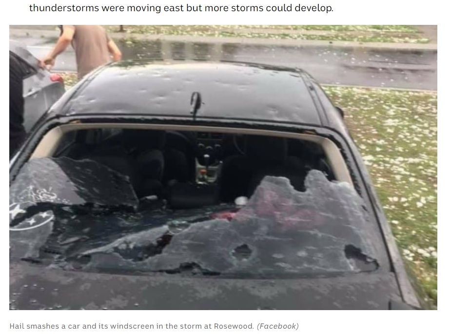 車の窓ガラスも粉々に（画像は『ABC News　2020年10月31日付「South-east Queensland hit by very dangerous thunderstorms as hail up to 14cm pummels the region」（Facebook）』のスクリーンショット）