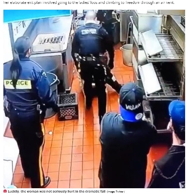 天井から落下した女を捕まえる警察官たち（画像は『Daily Star　2020年11月2日付「‘Dine and Dash’ woman flees through restaurant’s air vent - but crashes through ceiling」（Image: Twitter）』のスクリーンショット）