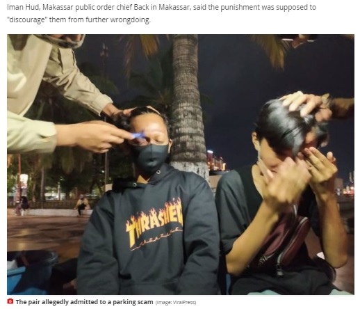 警察官に眉毛を剃られる2人（画像は『Mirror　2020年11月9日付「Police officers punish teens by shaving off their eyebrows after parking fee scam」（Image: ViralPress）』のスクリーンショット）