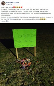 「トリック・オア・トリート」で近所の子供達からお菓子が届く（画像は『Courtney Thomas　2020年10月31日付Facebook「I can’t stop crying」』のスクリーンショット）