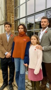 赤いポピーを胸に付けたベッカム一家（画像は『David Beckham　2020年11月8日付Instagram「Lest we forget」』のスクリーンショット）