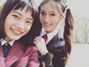 杉咲花と今田美桜（画像は『otogram　2018年4月6日付Instagram「ひょっこり愛莉さんと。」』のスクリーンショット）