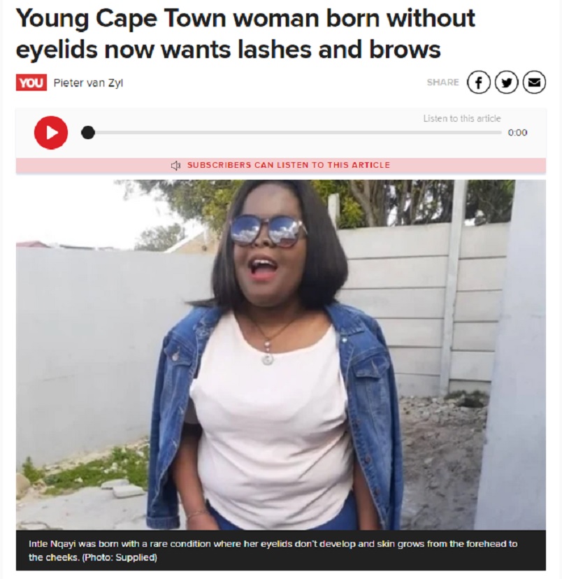 自分の姿を見ることはできないものの笑顔の女性（画像は『News24　2020年11月6日付「Young Cape Town woman born without eyelids now wants lashes and brows」』のスクリーンショット）
