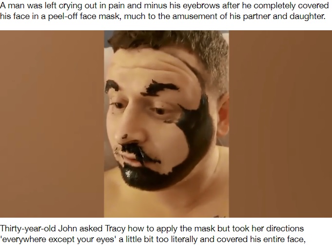 眉の部分のパックがなかなか剥がれないジョンさん（画像は『LADbible　2020年11月14日付「Man Left With No Eyebrows After Applying Face Mask To Entire Face」（Credit: Mirrorpix）』のスクリーンショット）