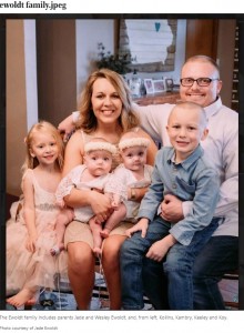 1歳の頃のカンブリーちゃん＆キーリーちゃんと家族（画像は『Waterloo-Cedar Falls Courier　2020年11月23日付「Dysart ‘miracle’ twins home for Mother's Day」（Photo courtesy of Jade Ewoldt）』のスクリーンショット）