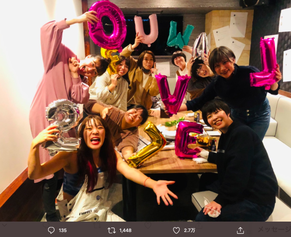 フワちゃんの誕生日会、気のおけない仲間と（画像は『フワちゃん FUWA　2020年11月27日付Twitter「誕生日会の装飾、アンチコメントですんなや!!!!!!!!!!」』のスクリーンショット）