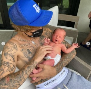 生後間もないアイリスちゃんを抱くジャスティン（画像は『Justin Bieber　2020年8月23日付Instagram「My baby niece iris .. scroll through and whiteness the most squishy cute gumdrop ever!!」』のスクリーンショット）
