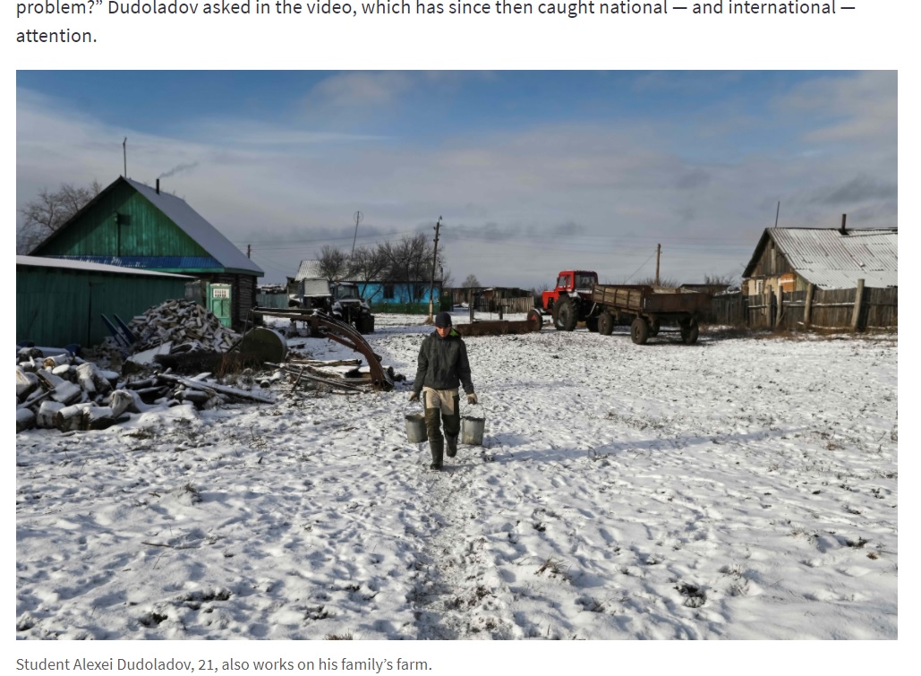 時間がある時は家の農業を手伝うアレクセイさん（画像は『PRI.org　2020年11月19日付「Siberian student scales birch tree for internet access as classes move online」（Credit: Alexey Malgavko/Reuters）』のスクリーンショット）