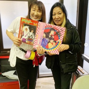 北斗晶とジャガー横田（画像は『北斗晶 Akira Hokuto　2020年11月21日付Instagram「全日本女子プロレスの古いパンフレットとLPレコード。」』のスクリーンショット）