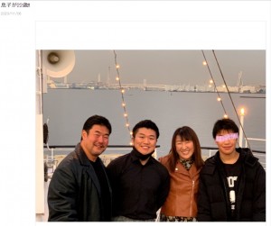 北斗晶、22歳になった長男の誕生日を祝った時の家族写真（画像は『北斗晶　2020年11月6日付オフィシャルブログ「息子が22歳!!」』のスクリーンショット）