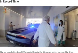 運ばれてきた臓器を受け取る病院スタッフ（画像は『HotCars　2020年11月6日付「Watch This Lamborghini Huracan Police Car Deliver A Kidney For Emergency Transplant」』のスクリーンショット）