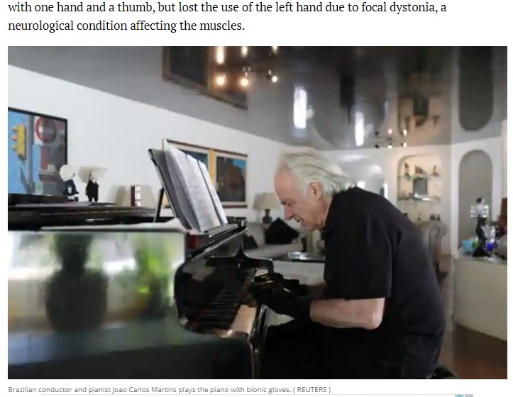 久しぶりの演奏に真剣な様子のジョアンさん（画像は『Hindustan Times　2020年11月7日付「Bionic gloves help Brazilian pianist play music using all his fingers again」（REUTERS）』のスクリーンショット）