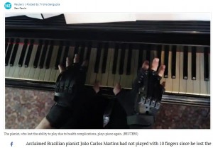 見た目は機械的な特製グローブ（画像は『Hindustan Times　2020年11月7日付「Bionic gloves help Brazilian pianist play music using all his fingers again」（REUTERS）』のスクリーンショット）