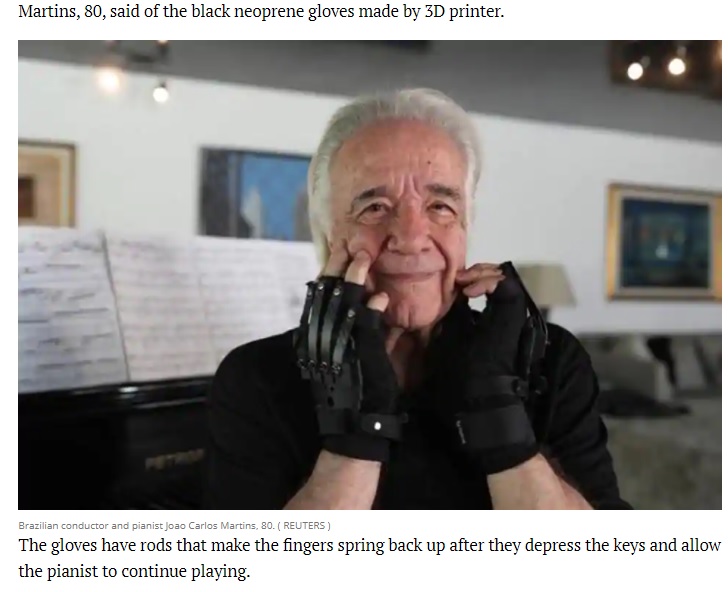 特製グローブにより再びピアノを演奏できた80歳のピアニスト（画像は『Hindustan Times　2020年11月7日付「Bionic gloves help Brazilian pianist play music using all his fingers again」（REUTERS）』のスクリーンショット）