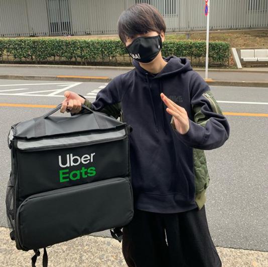 Uber Eatsの配達バッグを手にする川谷絵音（画像は『川谷絵音（enon kawatani）　2020年11月7日付Instagram「俺は朝から何をやっているんだろう。」』のスクリーンショット）