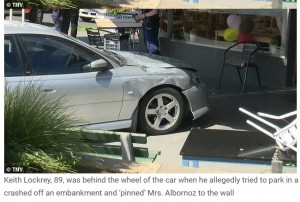 前方部分が破損したキースの車（画像は『WhatsNew2Day　2020年10月30日付「Driver, 90, who got his driver’s license in 1949, could be convicted of a cafe crash」（TNV）』のスクリーンショット）