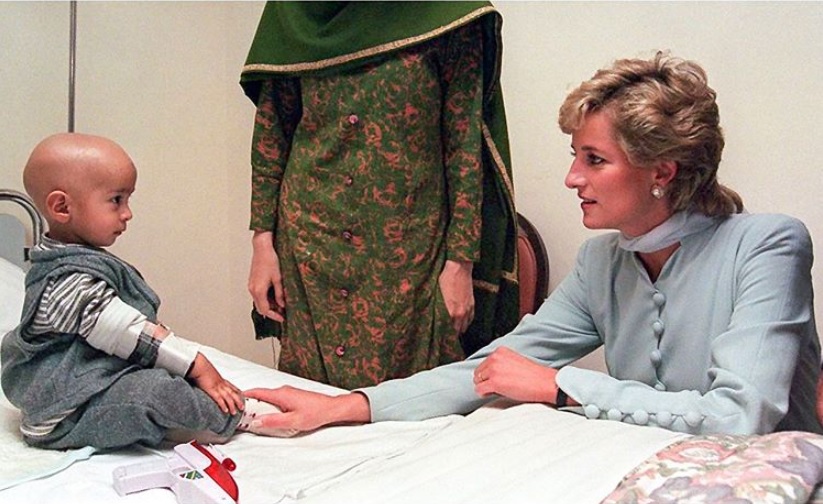 1996年と1997年にパキスタンを訪問していた故ダイアナ妃（画像は『Duke and Duchess of Cambridge　2019年10月17日付Instagram「In 1996 and 1997 Diana, Princess of Wales visited the Shaukat Khanum Memorial Cancer Hospital, a state-of-the-art cancer facility located in the centre of Lahore.」』のスクリーンショット）