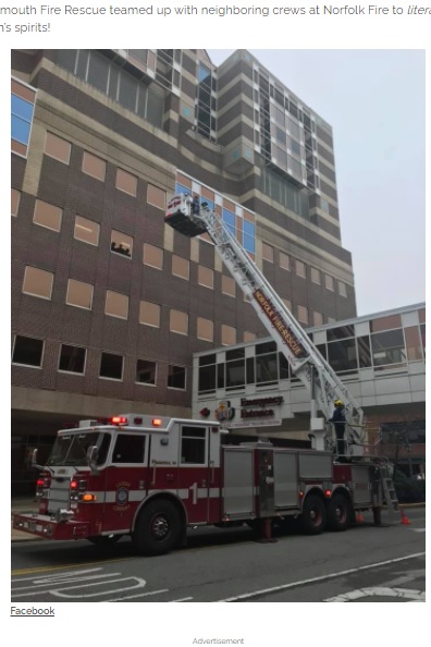 市の消防署も協力し、はしご車で5階の病室へ（画像は『InspireMore.com　2020年11月19日付「Firefighters Lift 4-Yr-Old Cancer Patient’s Spirits With Special Hospital Visit.」（Facebook）』のスクリーンショット）