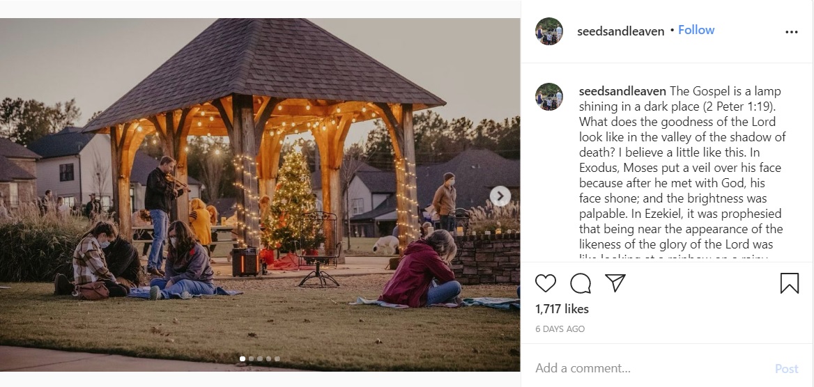 アリーちゃんの自宅裏の広場に集まる人々（画像は『Morgan Cheek　2020年11月16日付Instagram「The Gospel is a lamp shining in a dark place」』のスクリーンショット）