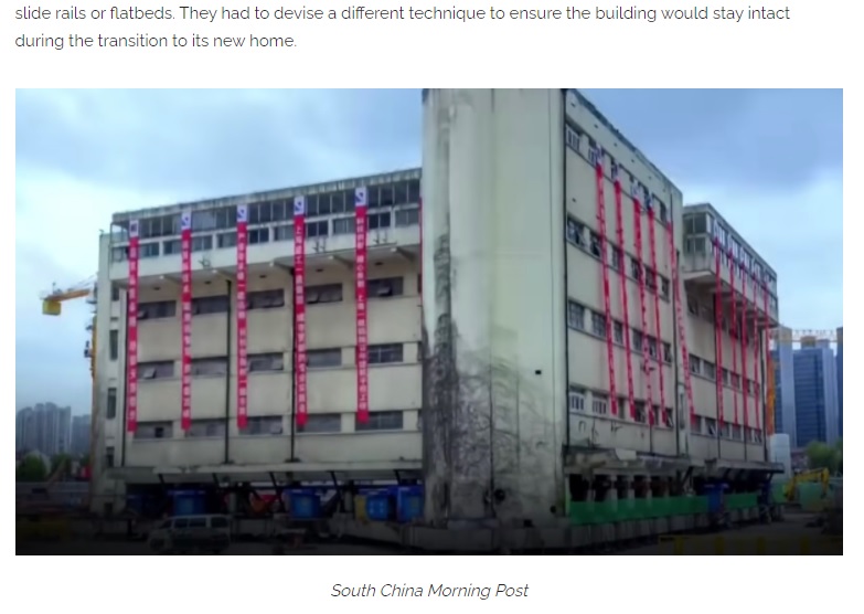 歴史的建造物の小学校を移動させるためロボットが大活躍（画像は『Nerdist　2020年10月30日付「Watch an Entire Building ‘Walk’ to Its New Location」（South China Morning Post）』のスクリーンショット）