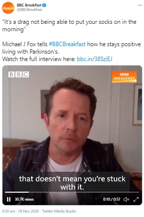 『Breakfast』にリモート出演したマイケル（画像は『BBC Breakfast　2020年11月19日付Twitter「“It’s a drag not being able to put your socks on in the morning”」』のスクリーンショット）