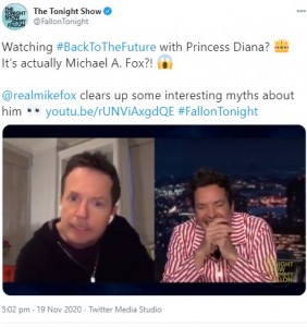 マイケルが話すエピソードにジミー・ファロン（右）も爆笑（画像は『The Tonight Show　2020年11月19日付Twitter「Watching ＃BackToTheFuture with Princess Diana?」』のスクリーンショット）