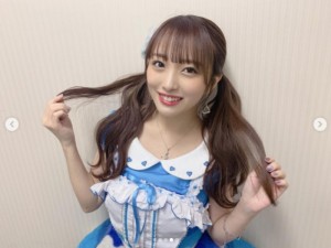 AKB48の研究生曲『青空カフェ』の衣装を着た向井地美音（画像は『向井地 美音　2020年11月11日付Instagram「こんなラブリーな衣装着れることなかなかないからいっぱい写真撮っちゃった」』のスクリーンショット）