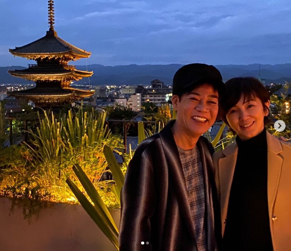 京都で誕生日をお祝いしてもらった名倉潤と妻の渡辺満里奈（画像は『Jun Nagura　2020年11月4日付Instagram「今日で52歳になりました」』のスクリーンショット）