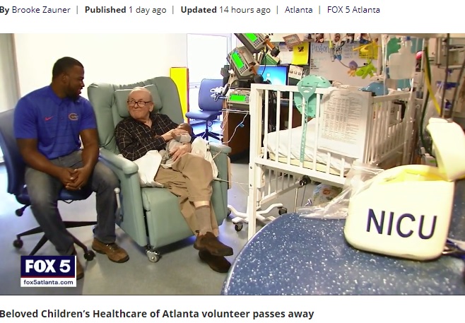 時には子守唄を歌うデイヴィッドさん（画像は『FOX 5 Atlanta　2017年11月19日付「‘NICU Grandpa’ David Deutchman, who cuddled newborns, dies after battle with cancer」』のスクリーンショット）