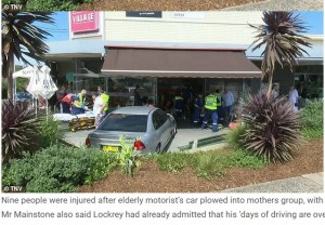 多くの救急隊が駆けつけ、騒然となった事故現場（画像は『WhatsNew2Day　2020年10月30日付「Driver, 90, who got his driver’s license in 1949, could be convicted of a cafe crash」（TNV）』のスクリーンショット）