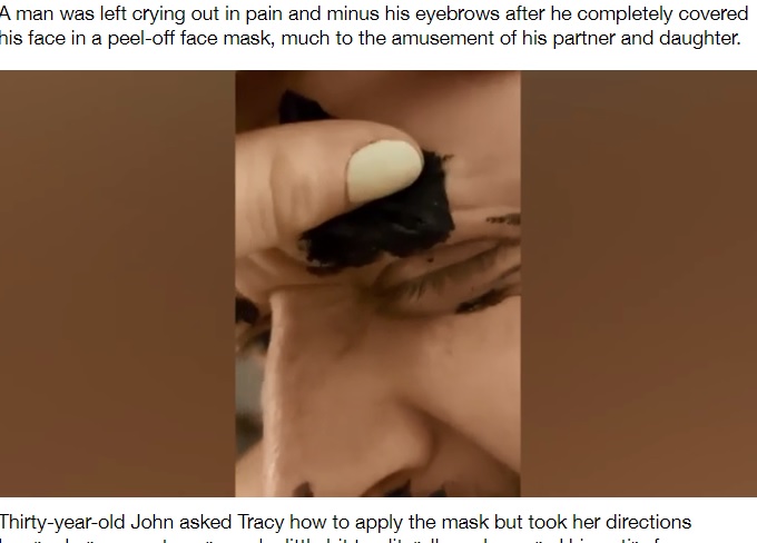 すでに眉の半分がないジョンさん（画像は『LADbible　2020年11月14日付「Man Left With No Eyebrows After Applying Face Mask To Entire Face」（Credit: Mirrorpix）』のスクリーンショット）