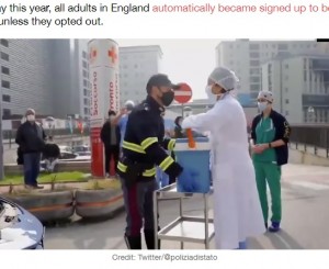 臓器が入った容器を受け取る警察官（画像は『LADbible　2020年11月7日付「Police In Italy Use Lamborghini To Rush Kidney To Hospital」（Credit: Twitter/＠poliziadistato）』のスクリーンショット）