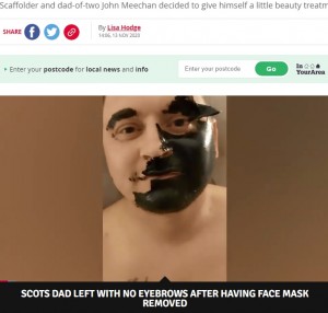 パックを剥がすのに一苦労（画像は『Daily Record　2020年11月13日付「Scots dad left without eyebrows as tiny daughter rips off facemask in side-splitting footage」（Image: John Meechan）』のスクリーンショット）