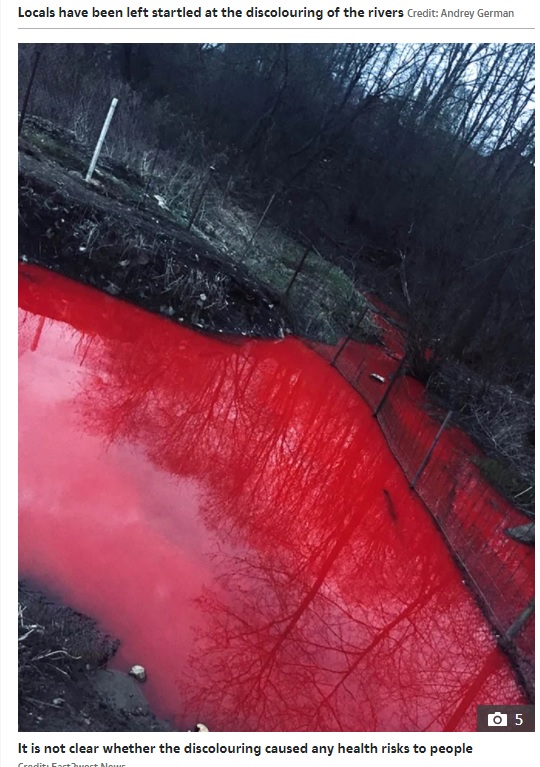 汚染物質の影響で毒々しく赤色に染まった川（画像は『The Sun　2020年11月7日付「RED TIDE Mystery as rivers in Russia turn BLOOD RED and animals refuse to enter ‘toxic’ water」（Credit: East2west News）』のスクリーンショット）