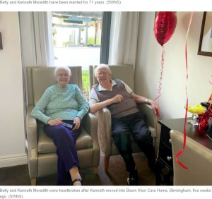笑顔を見せる2人（画像は『Yahoo News UK　2020年11月12日付「Devoted wife surprises dementia-stricken husband by moving into his care home after a month apart」（SWNS）』のスクリーンショット）