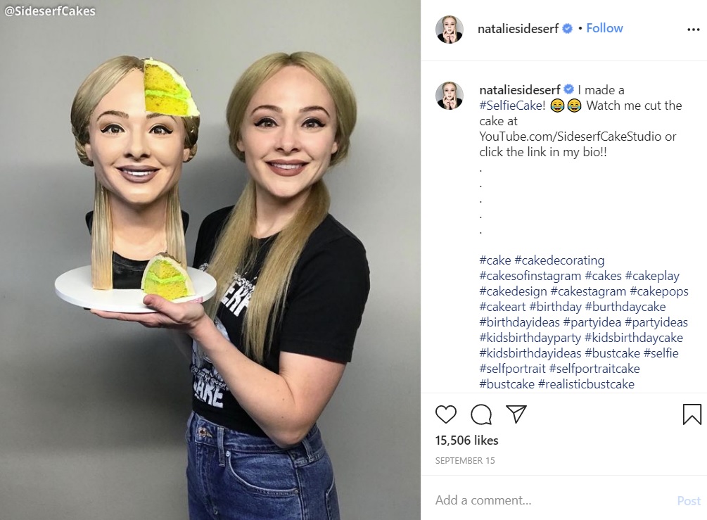 自分とそっくりのケーキを持つケーキ・アーティストの女性（画像は『Natalie Sideserf　2020年9月15日付Instagram「I made a ＃SelfieCake!」』のスクリーンショット）