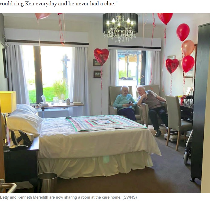 ケネスさんと一緒に暮らすようになったベティさん（画像は『Yahoo News UK　2020年11月12日付「Devoted wife surprises dementia-stricken husband by moving into his care home after a month apart」（SWNS）』のスクリーンショット）